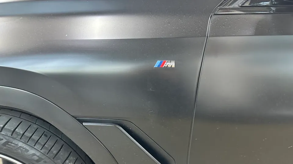 BMW X6のカーラッピング事例:サテンウェーブブルーへの変身 施工写真 3-2