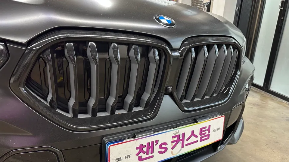BMW X6のカーラッピング事例:サテンウェーブブルーへの変身 施工写真 2-3