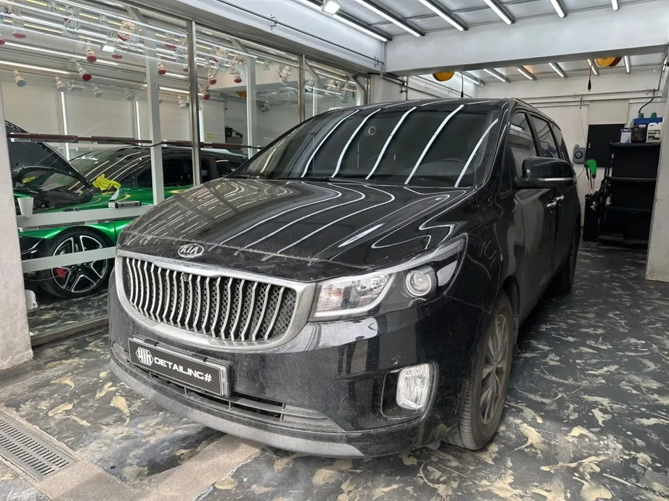 Kia Carnivalのガラスコーティング事例|費用目安と仕上がり 施工写真 3-1