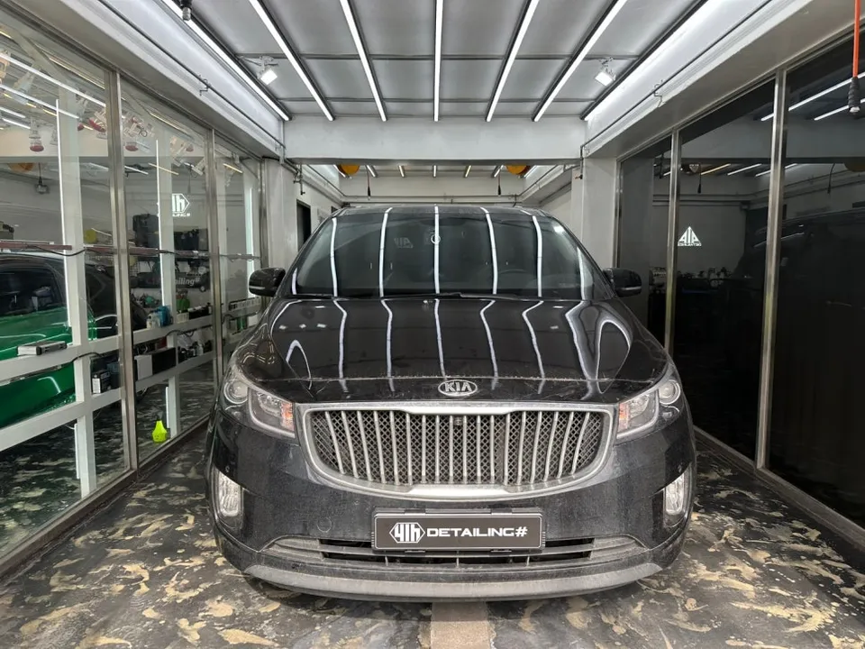 Kia Carnivalのガラスコーティング事例|費用目安と仕上がり 施工写真 1-2