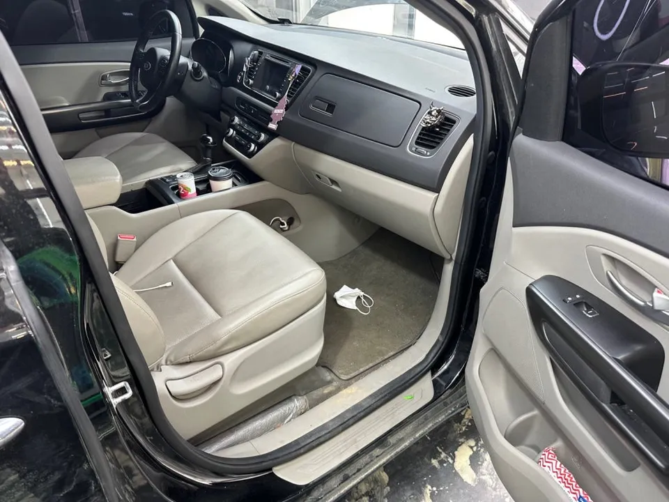 Kia Carnivalのガラスコーティング事例|費用目安と仕上がり 施工写真 2-3