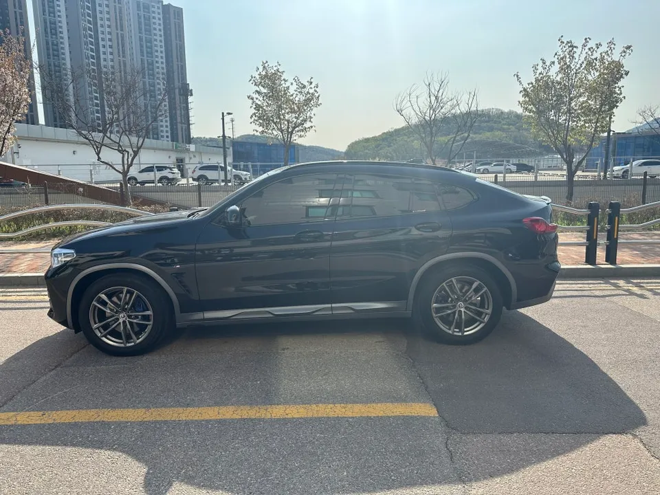 BMW X4 G02のカーラッピング事例:下部モールディングで印象激変 施工写真 1-1