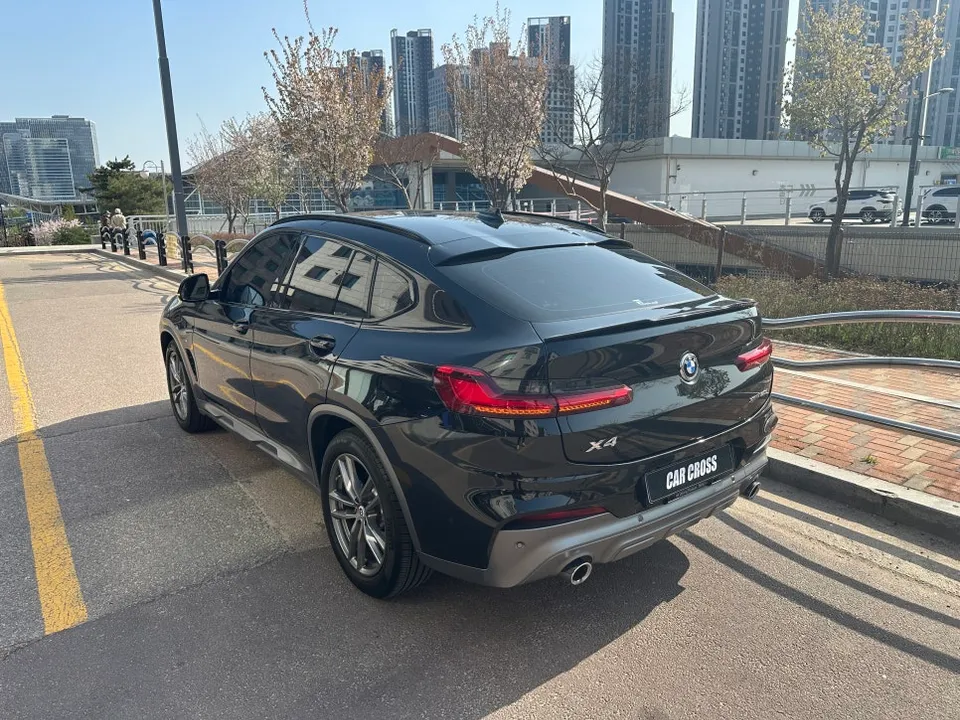 BMW X4 G02のカーラッピング事例:下部モールディングで印象激変 施工写真 2-1