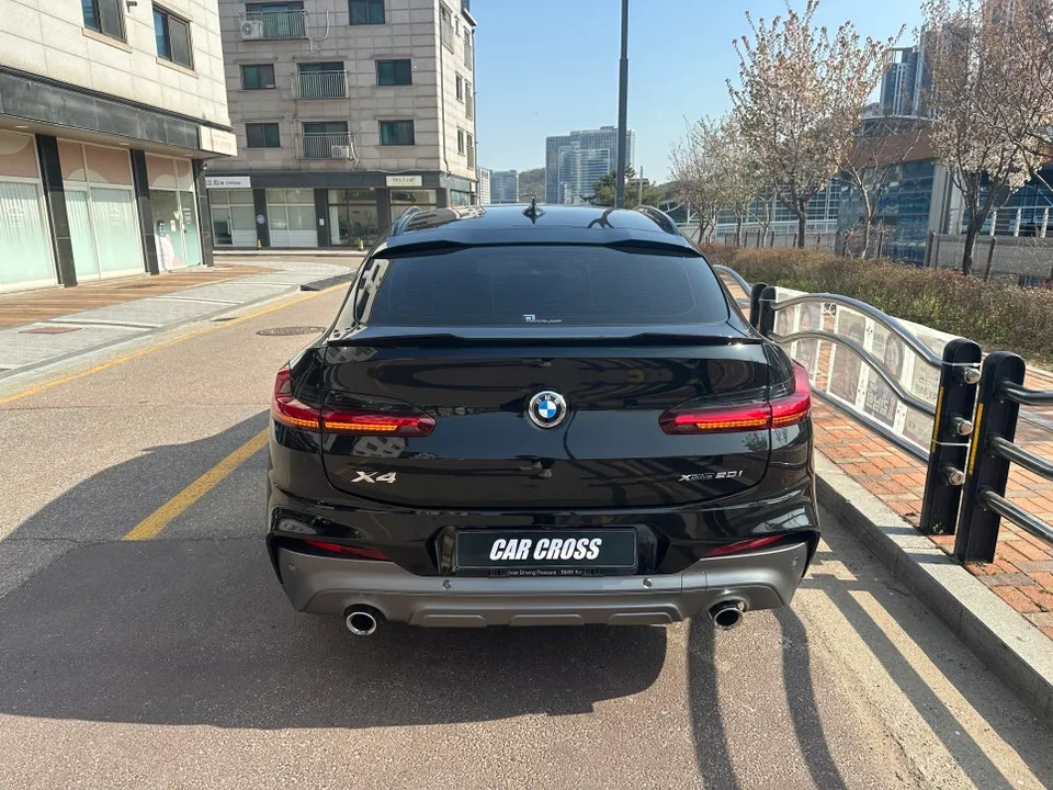 BMW X4 G02のカーラッピング事例:下部モールディングで印象激変 施工写真 3-1
