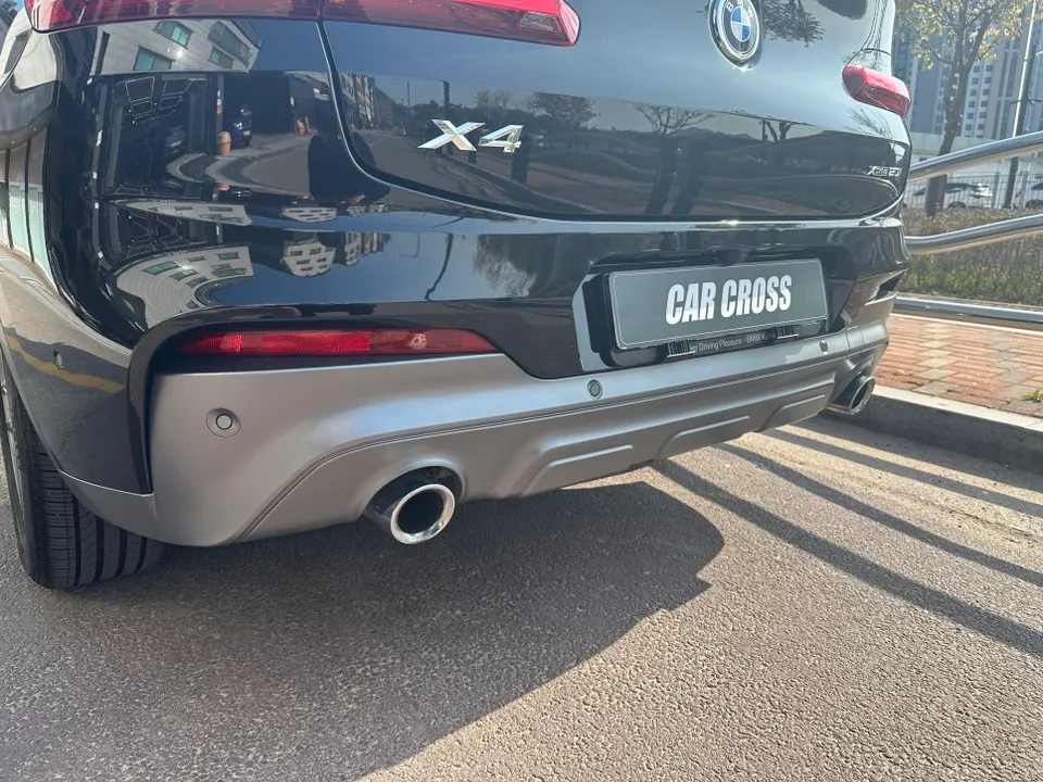 BMW X4 G02のカーラッピング事例:下部モールディングで印象激変 施工写真 2-2