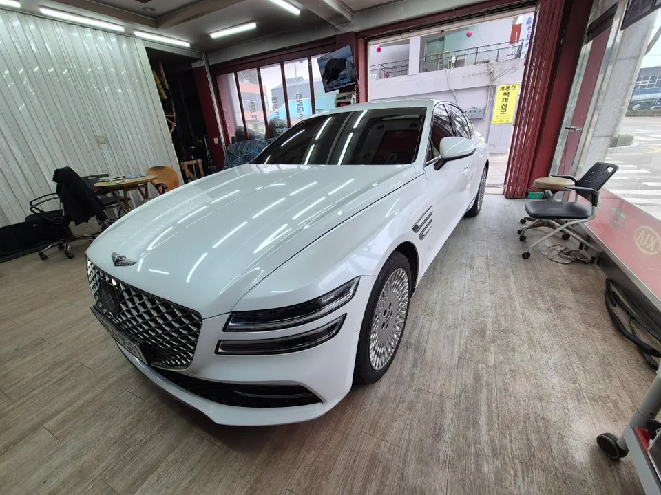 Genesis G80のカーフィルム施工事例|断熱・スモーク 施工写真 2-1