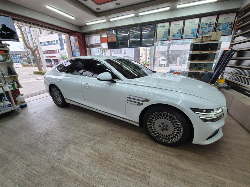 Genesis G80のカーフィルム施工事例|断熱・スモーク 施工写真 3-1