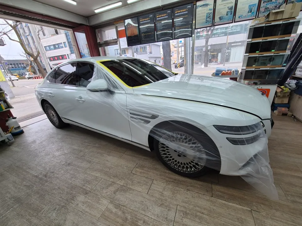 Genesis G80のカーフィルム施工事例|断熱・スモーク 施工写真 2-2