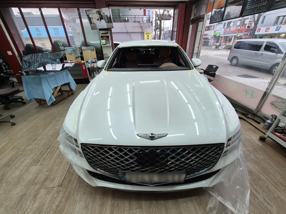Genesis G80のカーフィルム施工事例|断熱・スモーク 施工写真 2-3