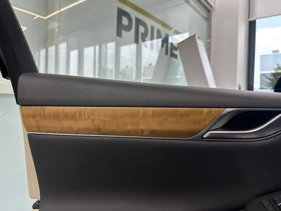 Genesis G80のカーラッピング事例|内装カスタムで高級感を演出 施工写真 1-2