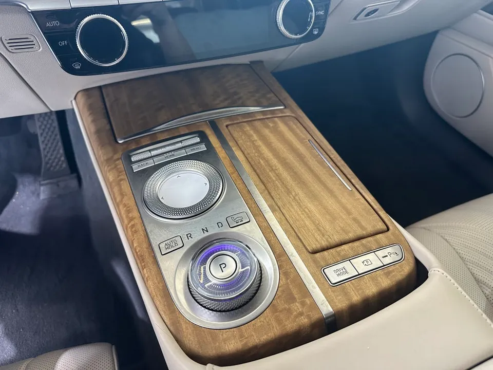 Genesis G80のカーラッピング事例|内装カスタムで高級感を演出 施工写真 2-2