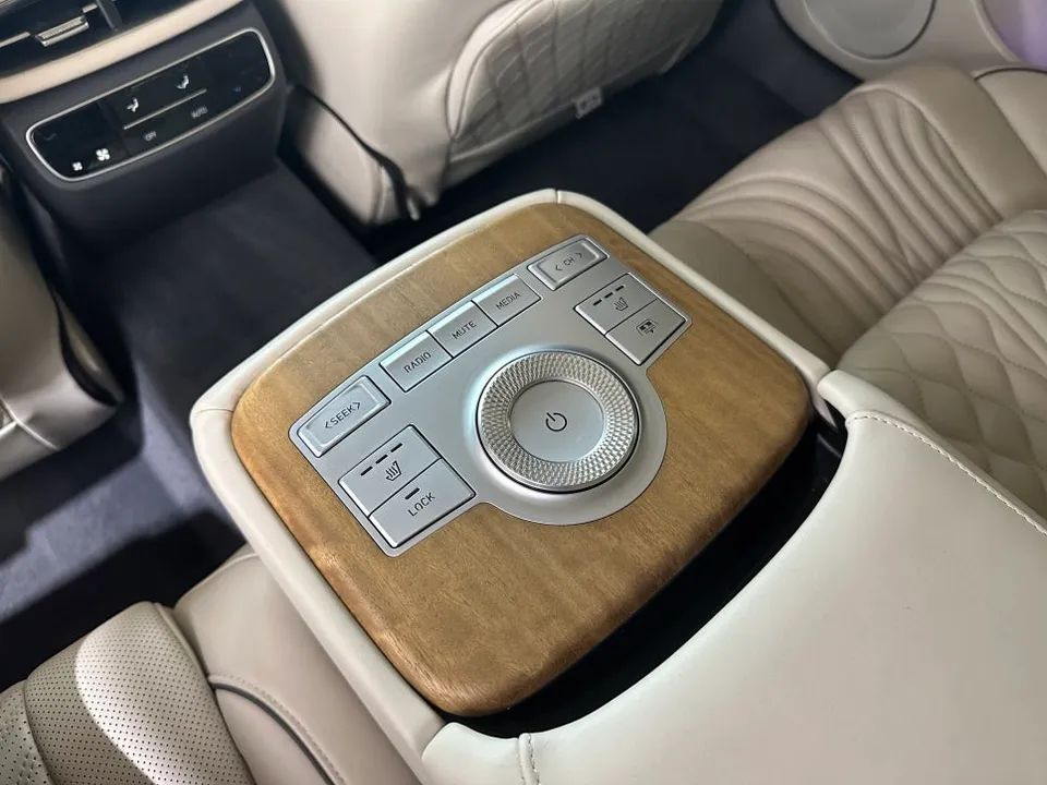 Genesis G80のカーラッピング事例|内装カスタムで高級感を演出 施工写真 3-2