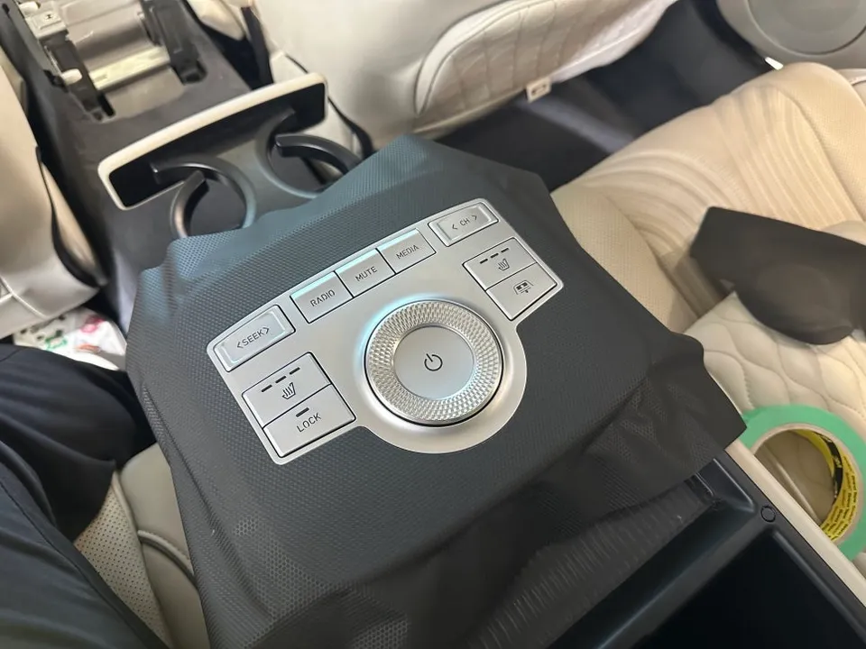 Genesis G80のカーラッピング事例|内装カスタムで高級感を演出 施工写真 4-2