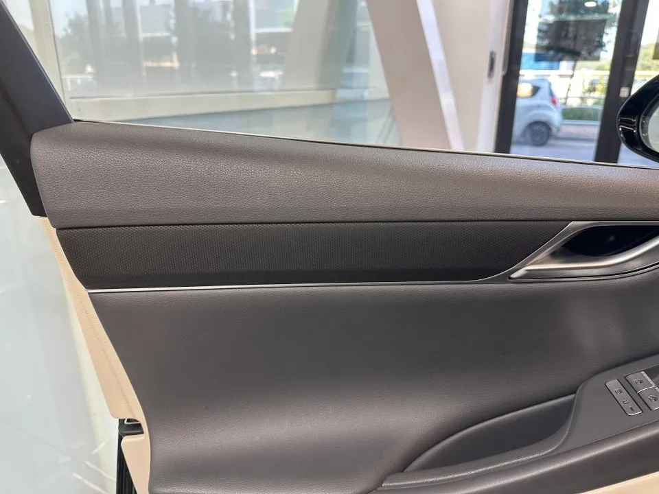 Genesis G80のカーラッピング事例|内装カスタムで高級感を演出 施工写真 1-3