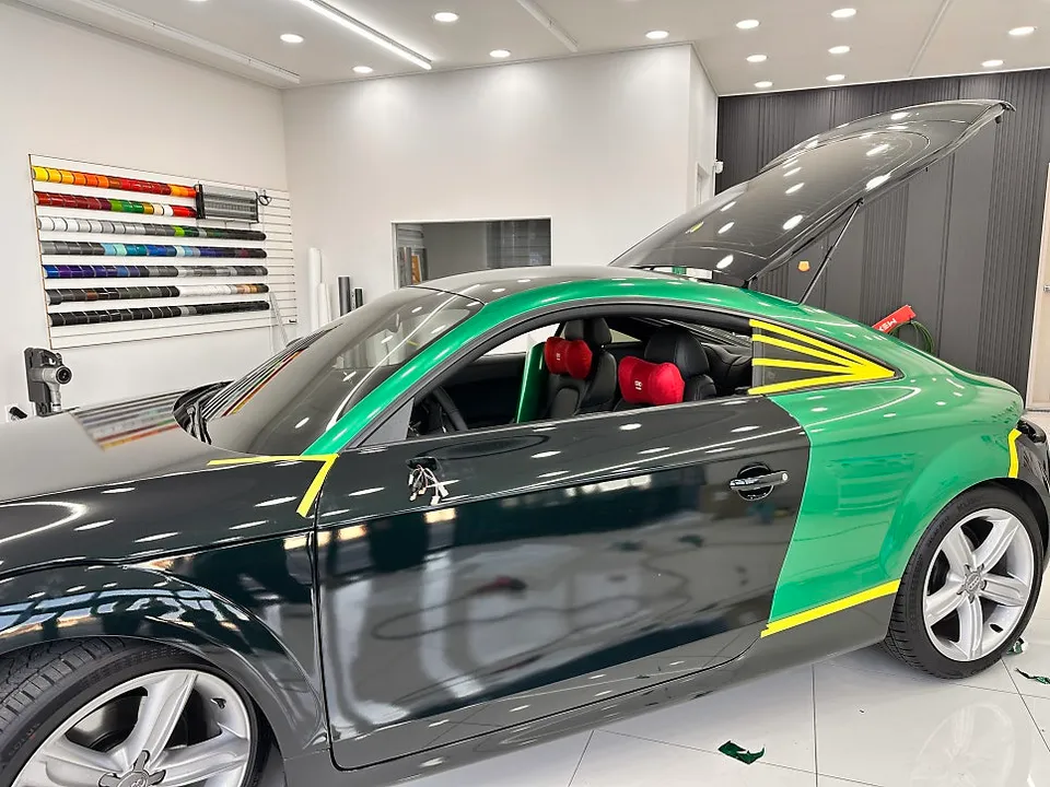 Audi TTのカーラッピング事例 施工写真 2-1