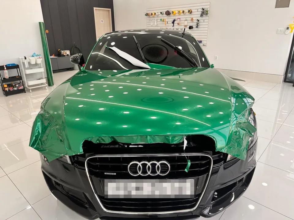 Audi TTのカーラッピング事例 施工写真 3-2