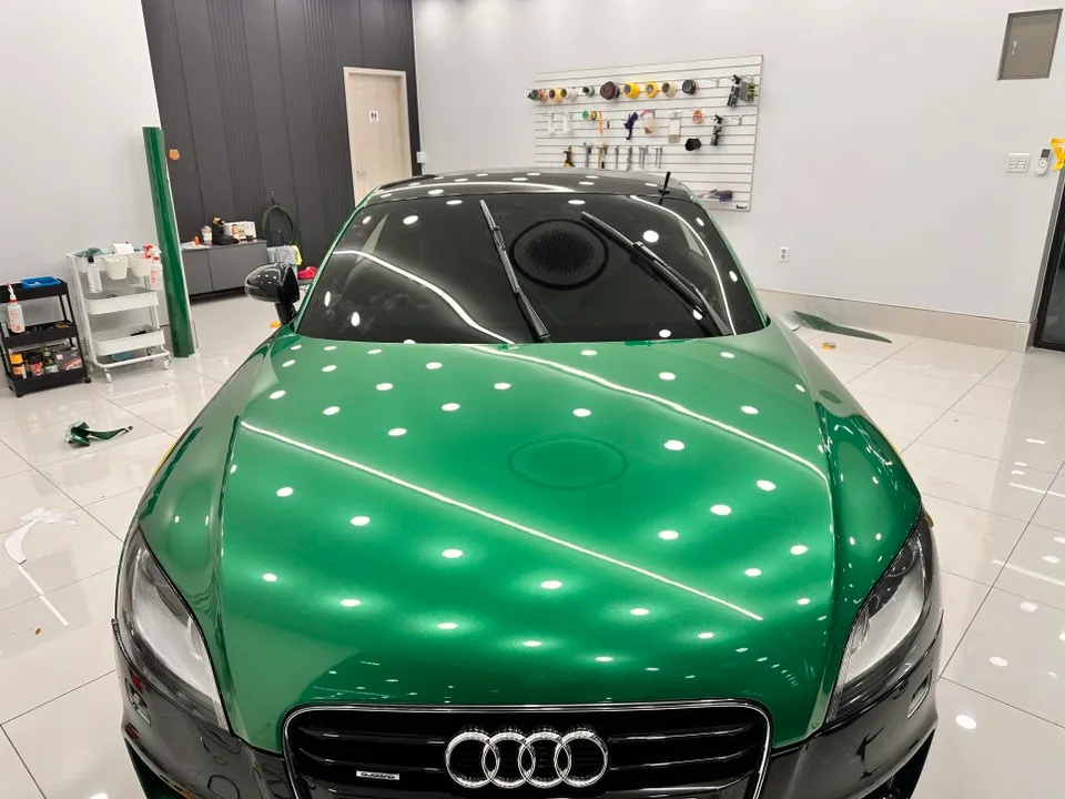 Audi TTのカーラッピング事例 施工写真 4-2