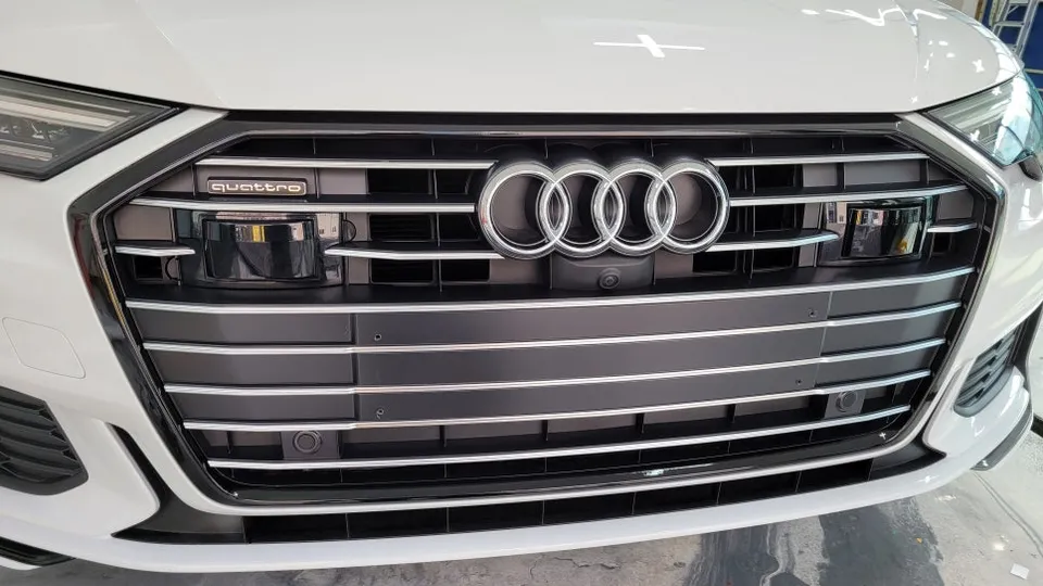 Audi A6のカーラッピング事例｜クロームパーツの黒色化 施工写真 1-2