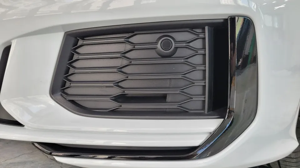Audi A6のカーラッピング事例｜クロームパーツの黒色化 施工写真 4-2
