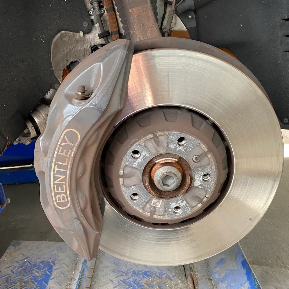 Bentley Bentayga wheel repair - Bentley Bentayga Wheel Repair & Painting Review: Gloss Black Fini photo 3