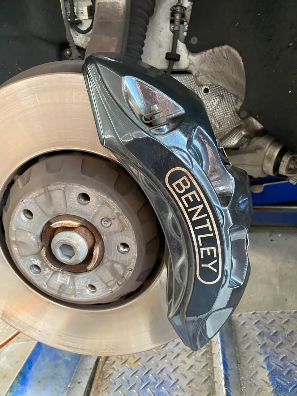Bentley Bentayga wheel repair - Bentley Bentayga Wheel Repair & Painting Review: Gloss Black Fini photo 4