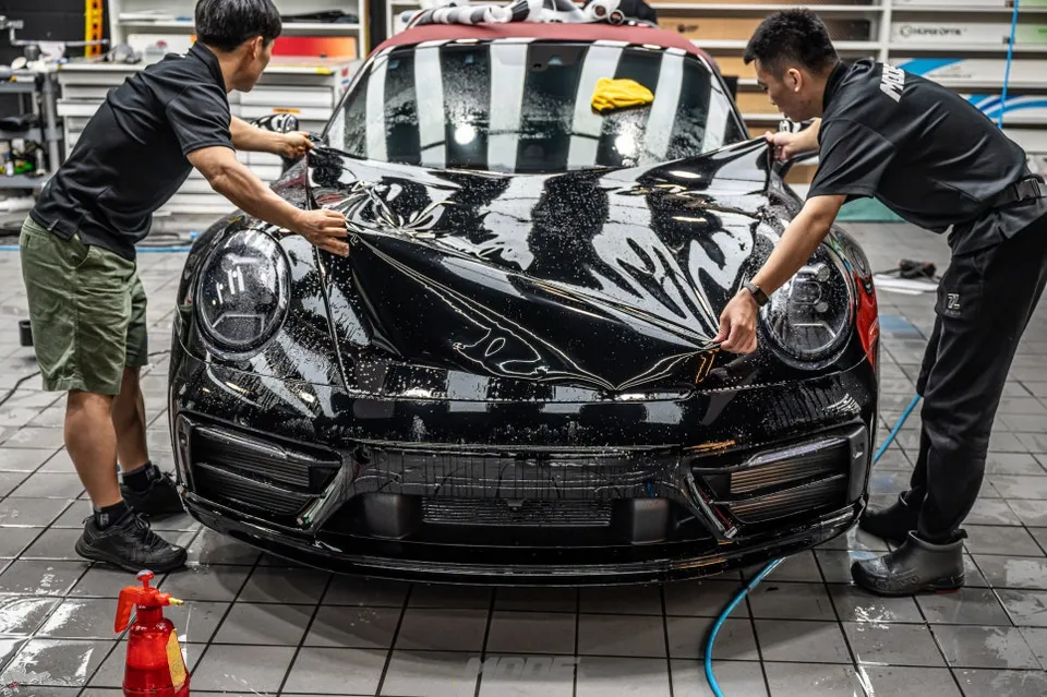ポルシェ 911 カレラ PPF施工事例|ブラックPPFで高級感を向上 施工写真 2-3