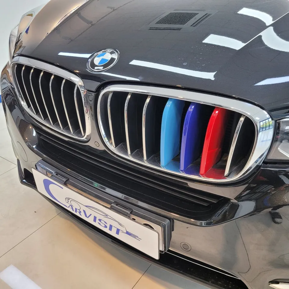BMW X5 vinyl wrap - BMW X5 Vinyl Wrap Review: Chrome Delete for an All-Black Look photo 3