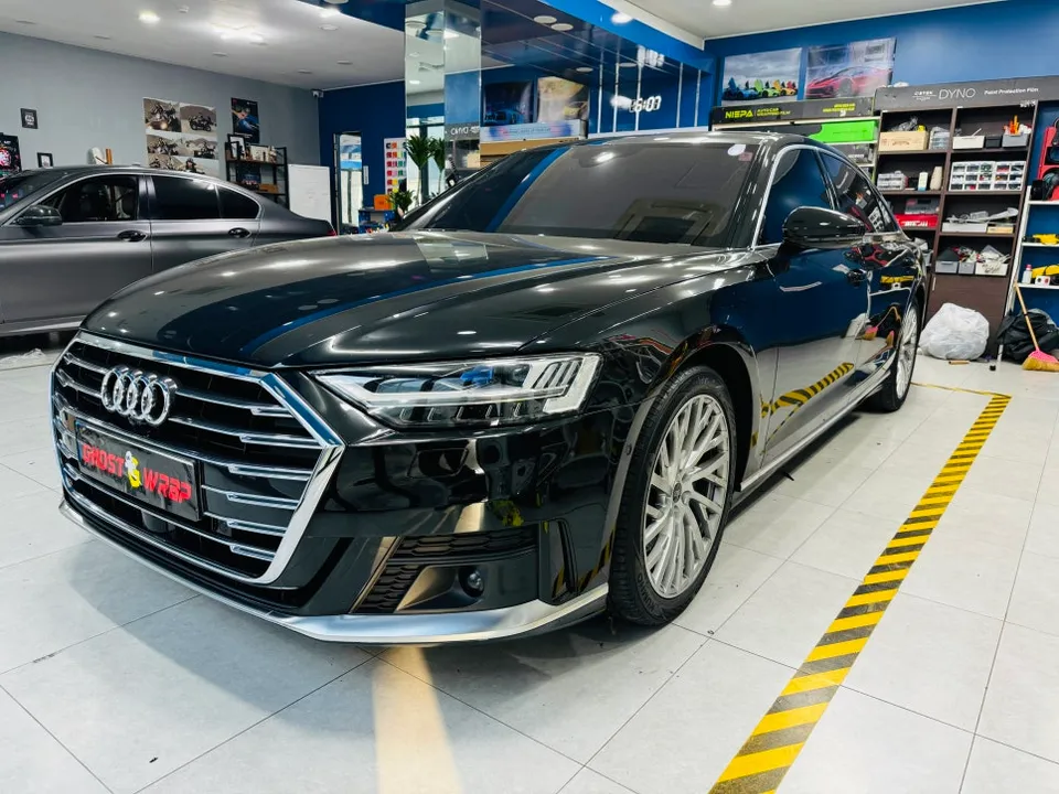 Audi A8のカーラッピング事例|クローム部分のブラックアウト 施工写真 2-1