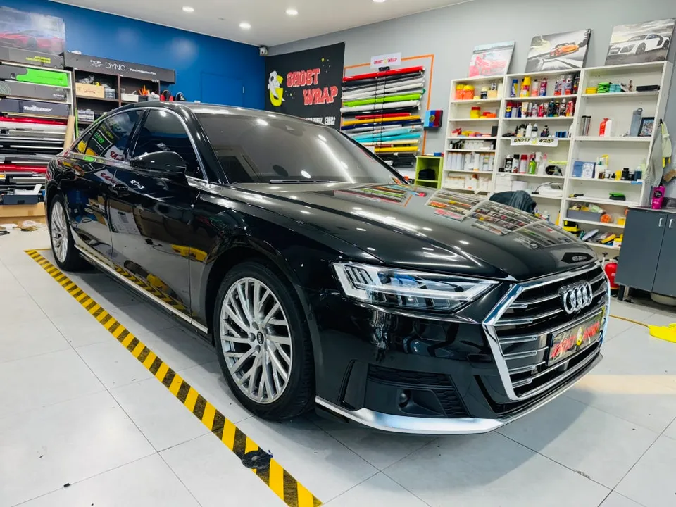 Audi A8のカーラッピング事例|クローム部分のブラックアウト 施工写真 3-1