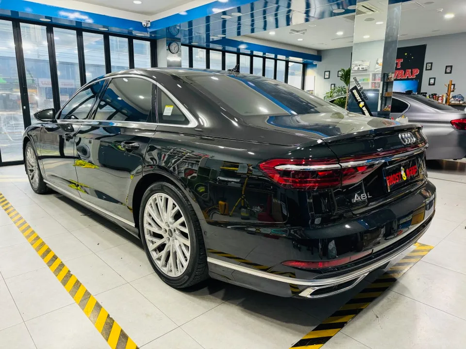 Audi A8のカーラッピング事例|クローム部分のブラックアウト 施工写真 2-2