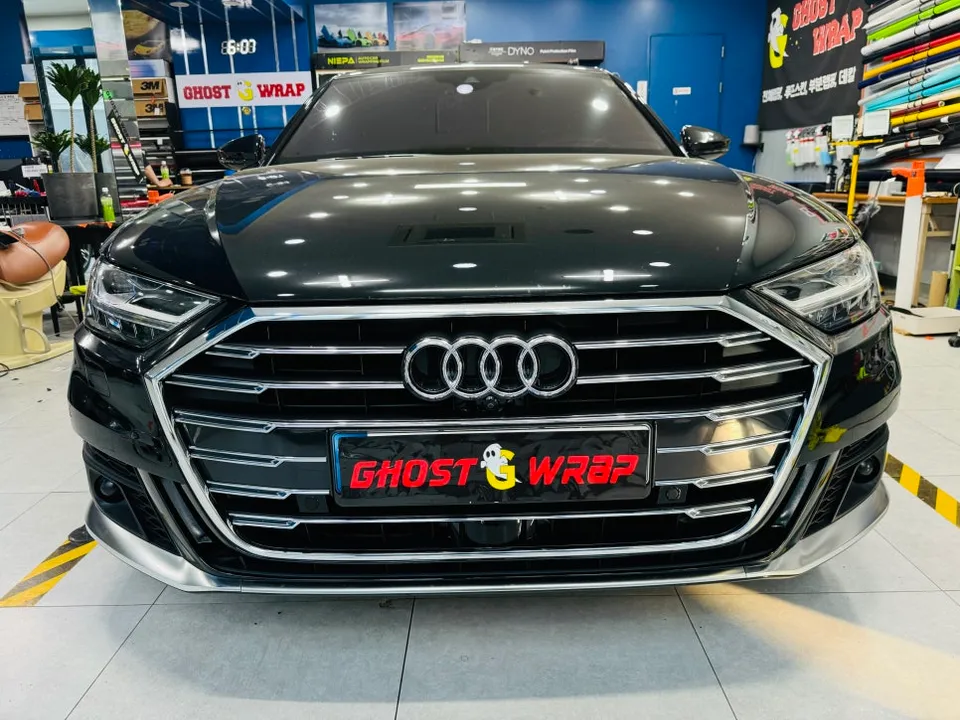 Audi A8のカーラッピング事例|クローム部分のブラックアウト 施工写真 3-2