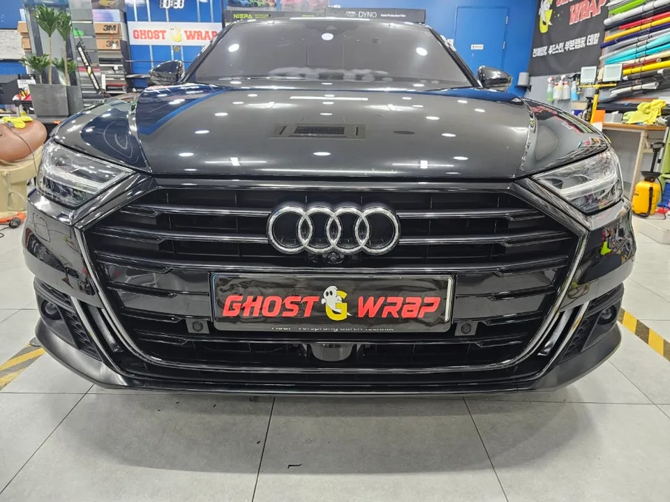 Audi A8のカーラッピング事例|クローム部分のブラックアウト 施工写真 2-3