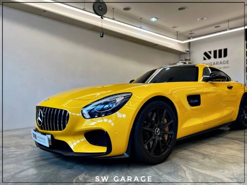 Mercedes-Benz AMG GTのカーラッピング事例｜高光沢ダークイエロー 施工写真 4-2