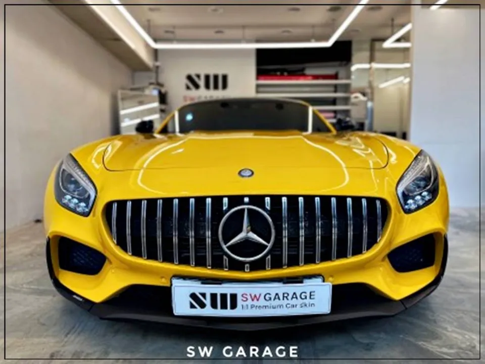 Mercedes-Benz AMG GTのカーラッピング事例｜高光沢ダークイエロー 施工写真 1-3