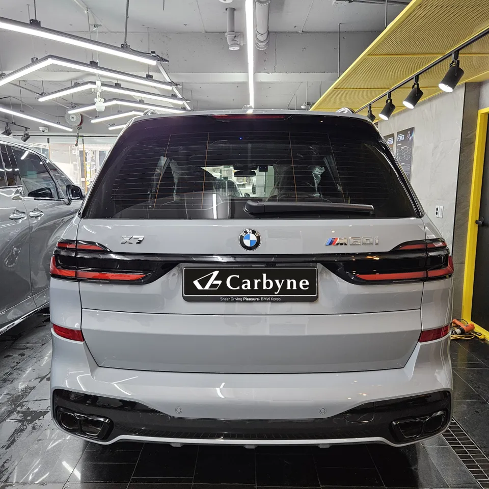BMW X7 M60i vinyl wrap - BMW X7 M60i Vinyl Wrap Review: Glossy Two-Tone Finish photo 3