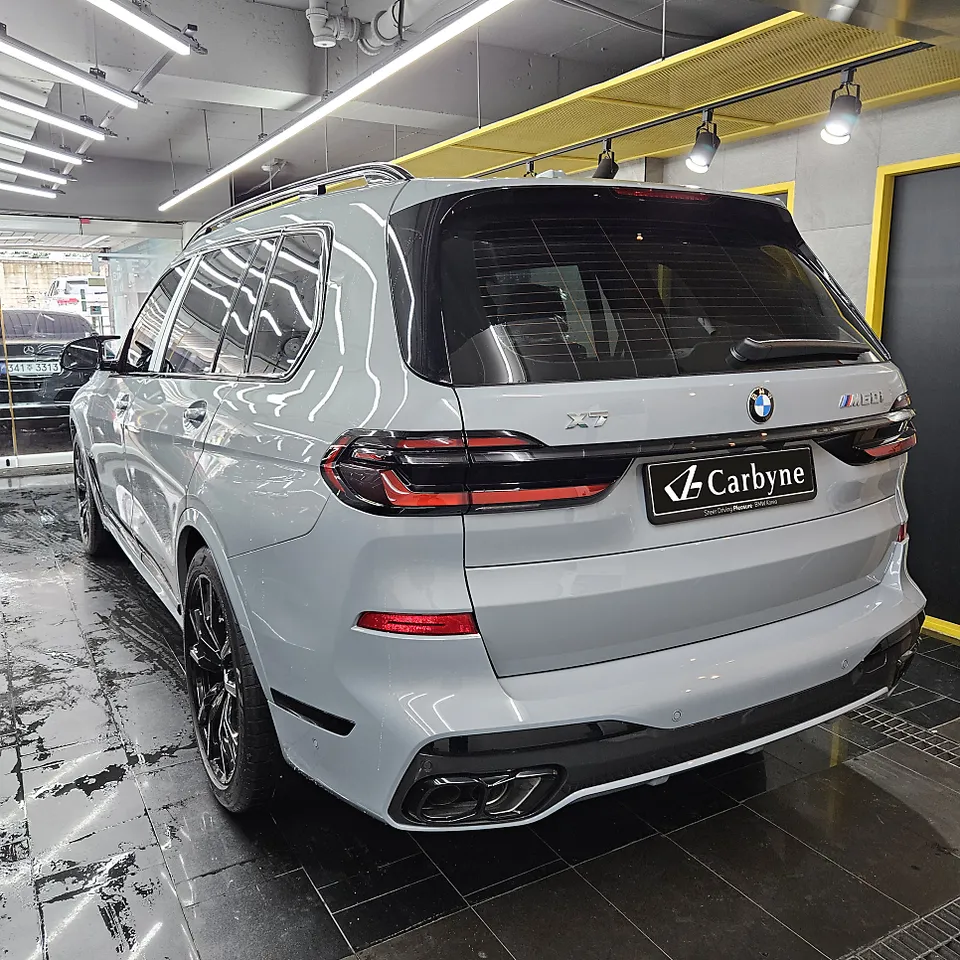 BMW X7 M60i vinyl wrap - BMW X7 M60i Vinyl Wrap Review: Glossy Two-Tone Finish photo 4