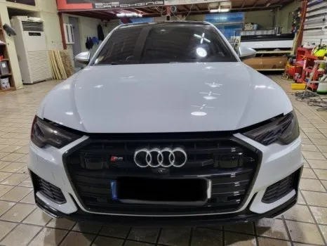 Audi A6のカーラッピング事例|サテンブラックで洗練された印象に 施工写真 2-1
