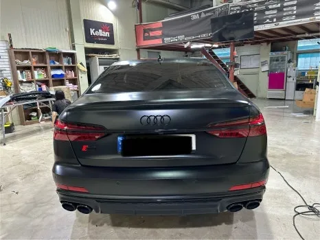 Audi A6のカーラッピング事例|サテンブラックで洗練された印象に 施工写真 3-1