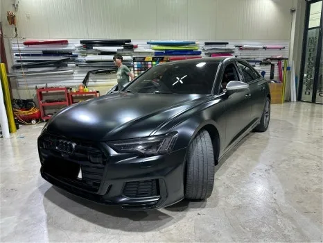 Audi A6のカーラッピング事例|サテンブラックで洗練された印象に 施工写真 2-2