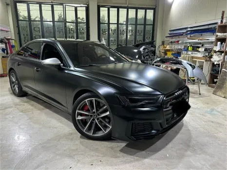 Audi A6のカーラッピング事例|サテンブラックで洗練された印象に 施工写真 3-2