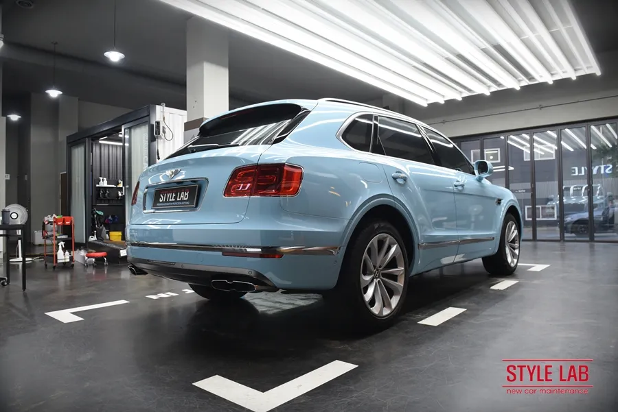 Bentley Bentaygaのカーラッピング事例 施工写真 1-2