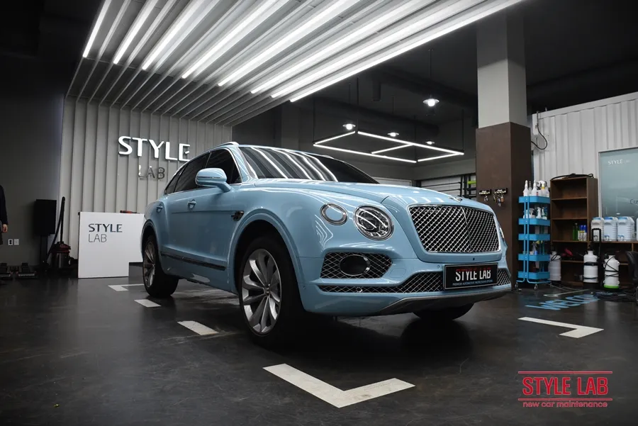 Bentley Bentaygaのカーラッピング事例 施工写真 2-2