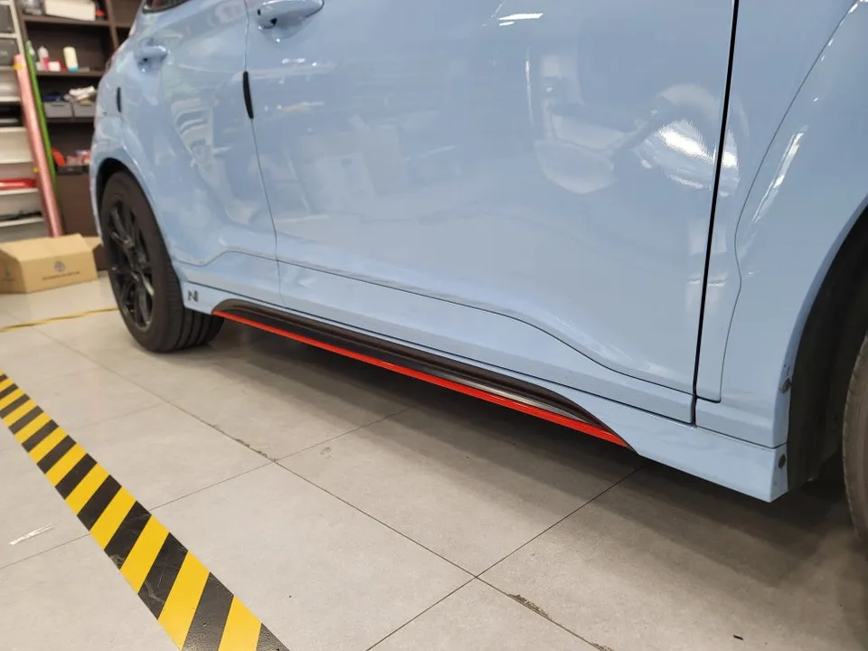 Hyundai Konaのカーラッピング事例|サテンブラックで高級感アップ 施工写真 2-1
