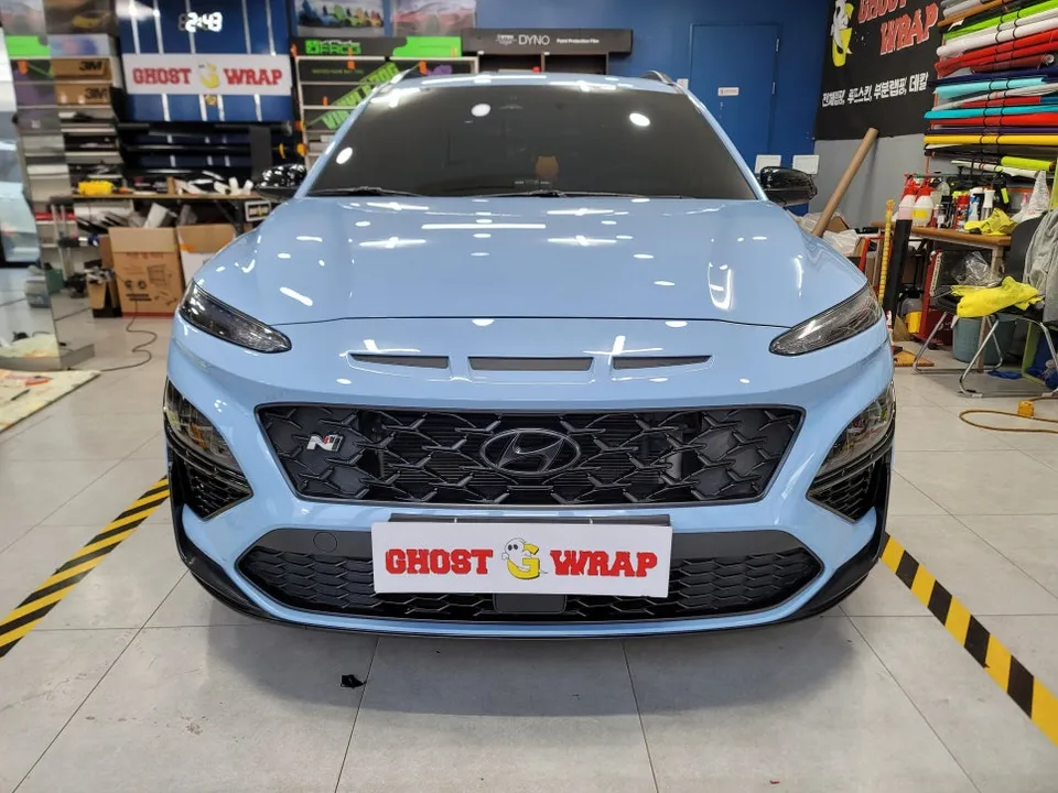 Hyundai Konaのカーラッピング事例|サテンブラックで高級感アップ 施工写真 2-2