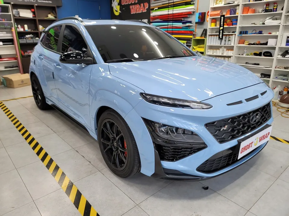 Hyundai Konaのカーラッピング事例|サテンブラックで高級感アップ 施工写真 1-3