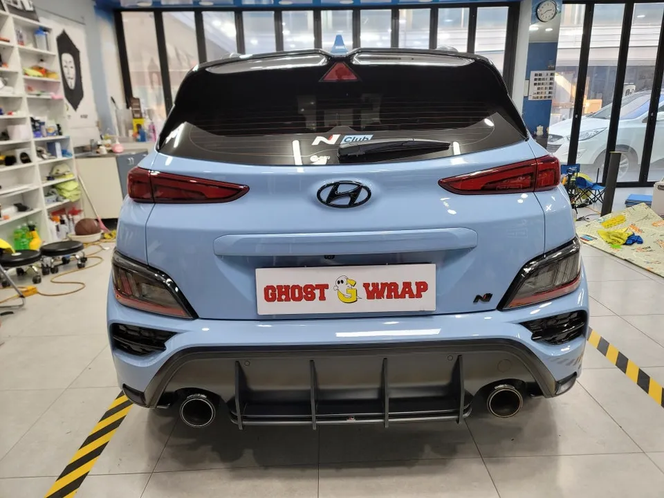 Hyundai Konaのカーラッピング事例|サテンブラックで高級感アップ 施工写真 3-3
