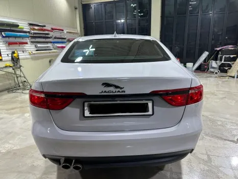 Jaguar XFのカーラッピング事例:艶やかなグレーで高級感アップ 施工写真 3-1