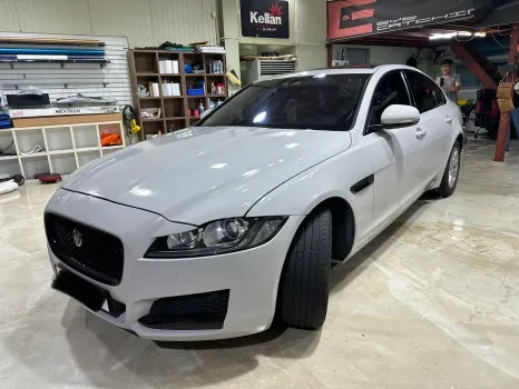 Jaguar XFのカーラッピング事例:艶やかなグレーで高級感アップ 施工写真 1-2