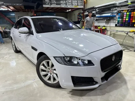 Jaguar XFのカーラッピング事例:艶やかなグレーで高級感アップ 施工写真 2-2