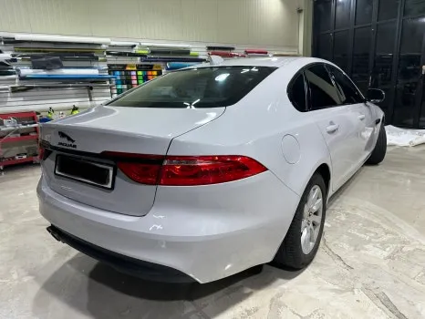 Jaguar XFのカーラッピング事例:艶やかなグレーで高級感アップ 施工写真 3-2